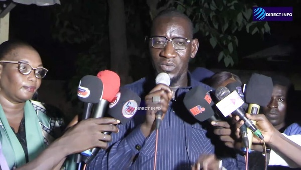 Thiès-Nord : Massamba Diop offre des kits scolaires à Diakhao et lance un ultimatum au maire Thiès-Nord : Massamba Diop offre des kits scolaires à Diakhao et lance un ultimatum au maire