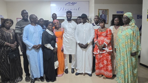 Boubacar Diallo remet 20 ballons de foot au PCA Moussa Sarr au nom du président Ndick Faye Boubacar Diallo remet 20 ballons de foot au PCA Moussa Sarr au nom du président Ndick Faye