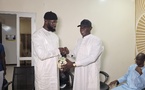 Boubacar Diallo remet 20 ballons de foot au PCA Moussa Sarr au nom du président Ndick Faye